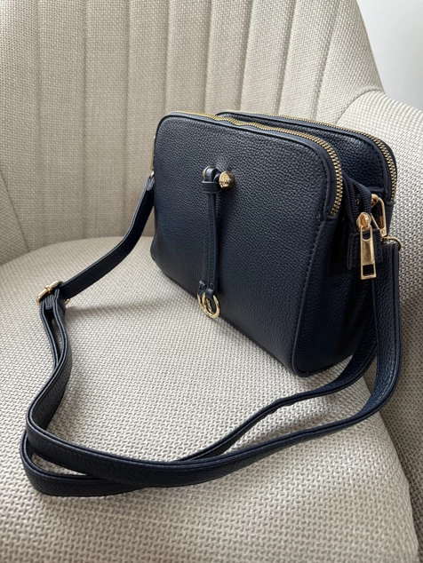 Sötétkék Metta táska pánttal