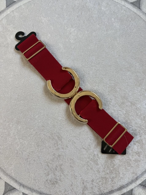 Piros kerek arany csatos öv