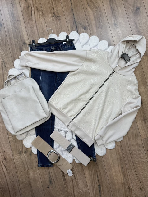 Bézs kapucnis strasszos pulóver