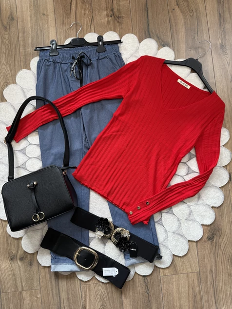 Piros díszgombos V-nyakú pulóver