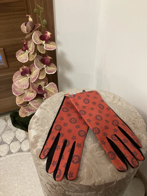 Piros mintás kesztyű