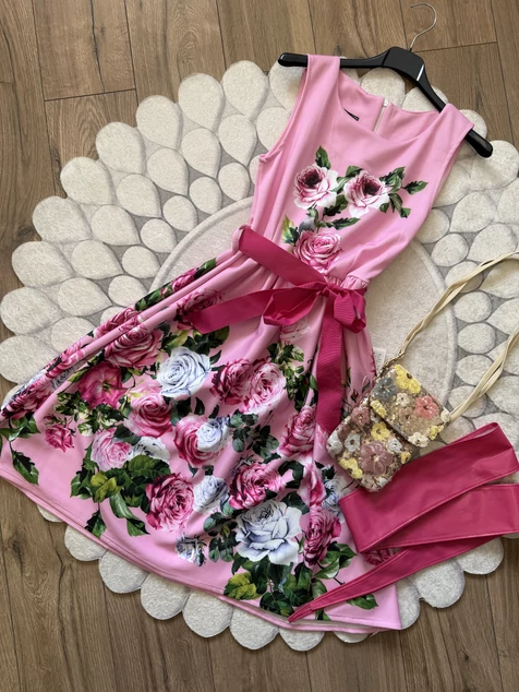 Pink rózsás ruha 