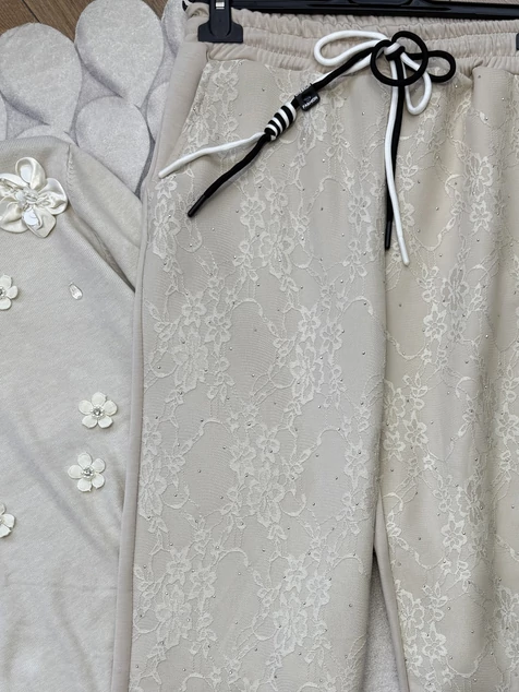 Bézs csipkemintás megkötős nadrág