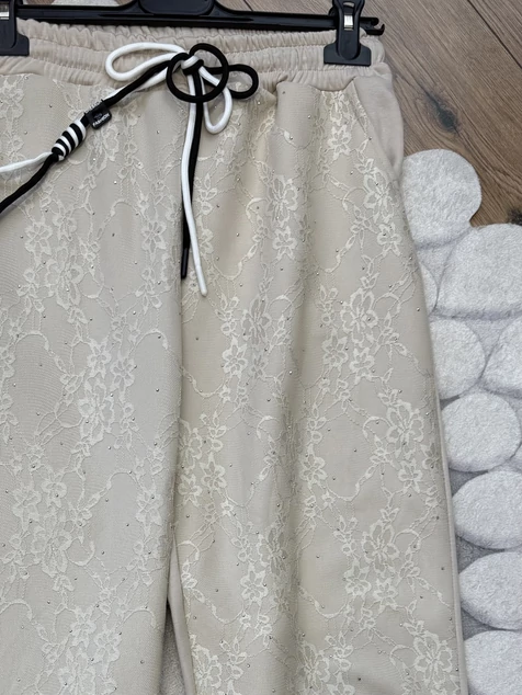 Bézs csipkemintás megkötős nadrág
