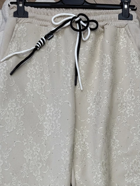 Bézs csipkemintás megkötős nadrág