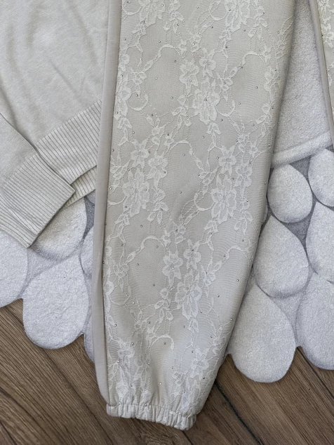 Bézs csipkemintás megkötős nadrág