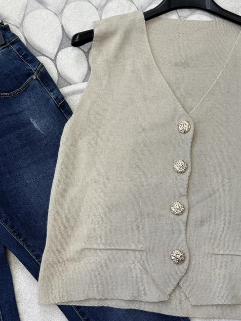 Bézs díszgombos mellény