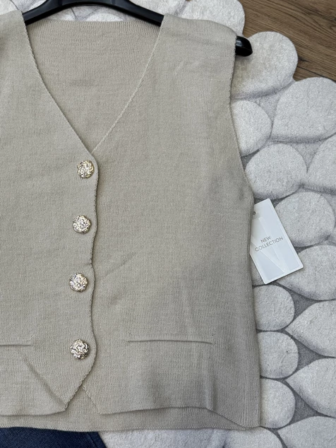 Bézs díszgombos mellény