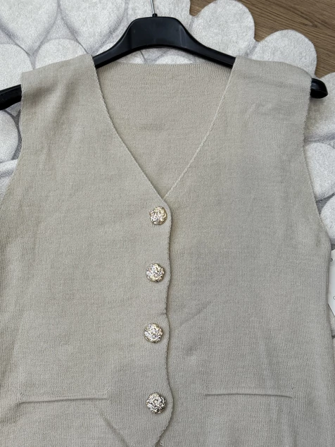 Bézs díszgombos mellény