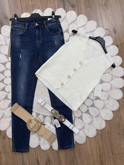 Fehér díszgombos mellény