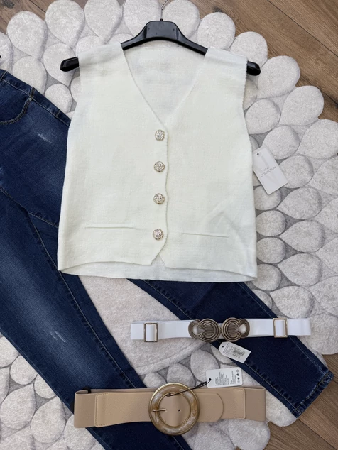 Fehér díszgombos mellény