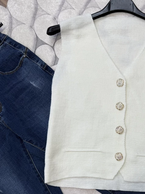 Fehér díszgombos mellény