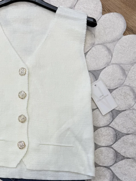 Fehér díszgombos mellény