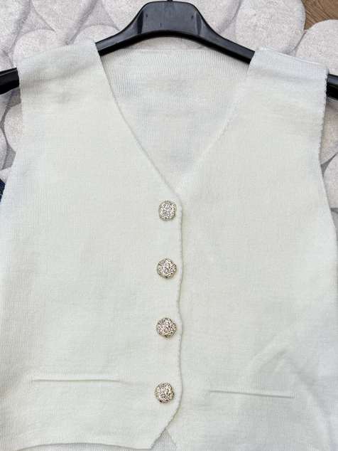 Fehér díszgombos mellény