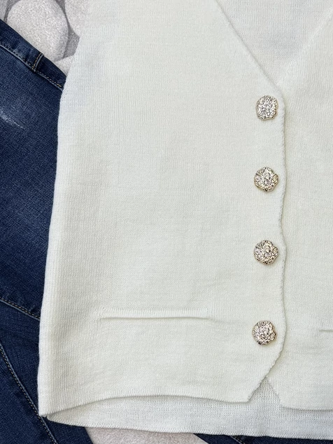 Fehér díszgombos mellény