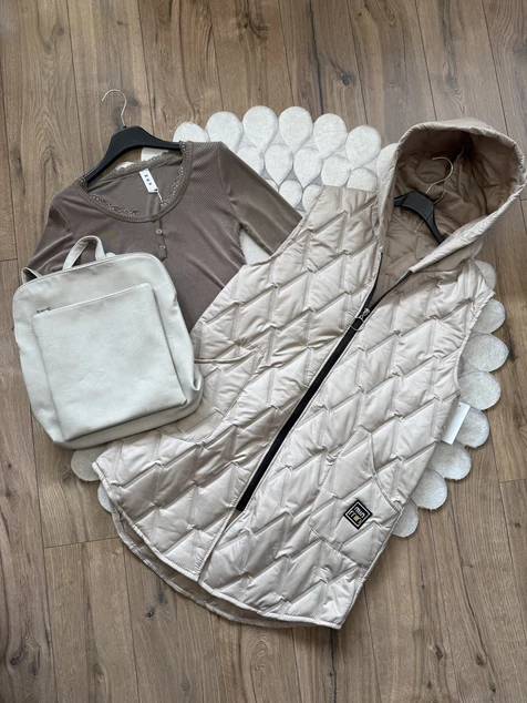 Bézs kapucnis szteppelt mellény