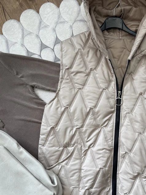 Bézs kapucnis szteppelt mellény