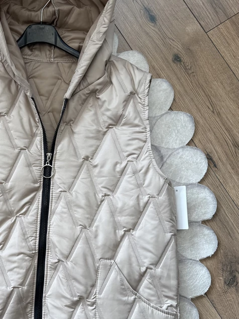 Bézs kapucnis szteppelt mellény