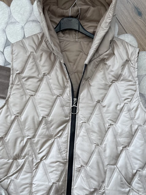 Bézs kapucnis szteppelt mellény