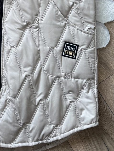 Bézs kapucnis szteppelt mellény