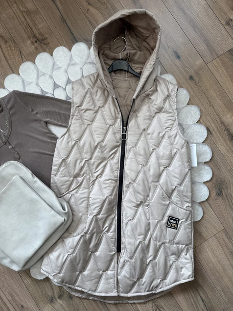 Bézs kapucnis szteppelt mellény