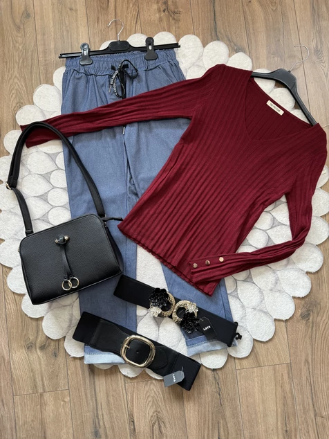 Bordó díszgombos V-nyakú pulóver