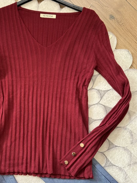 Bordó díszgombos V-nyakú pulóver