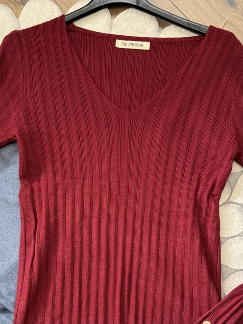 Bordó díszgombos V-nyakú pulóver