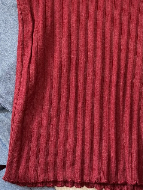 Bordó díszgombos V-nyakú pulóver