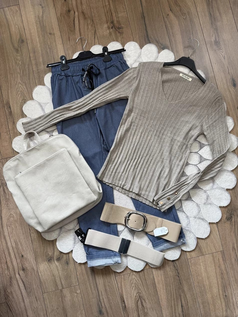 Cappuccino díszgombos V-nyakú pulóver