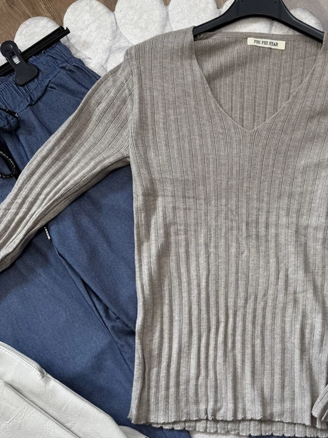 Cappuccino díszgombos V-nyakú pulóver