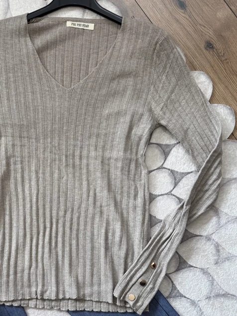 Cappuccino díszgombos V-nyakú pulóver