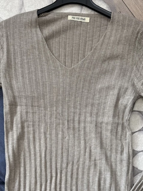 Cappuccino díszgombos V-nyakú pulóver