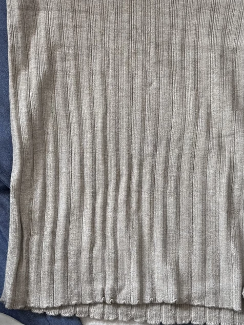 Cappuccino díszgombos V-nyakú pulóver