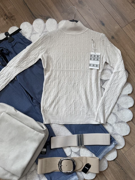 Krém nyomott mintás félgarbós pulóver