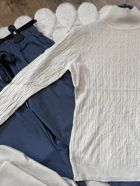 Krém nyomott mintás félgarbós pulóver