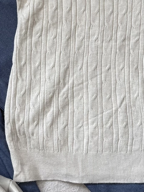 Krém nyomott mintás félgarbós pulóver