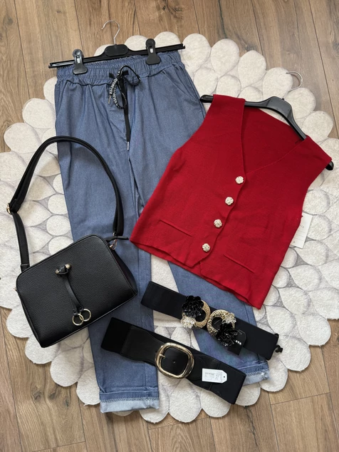 Piros díszgombos mellény