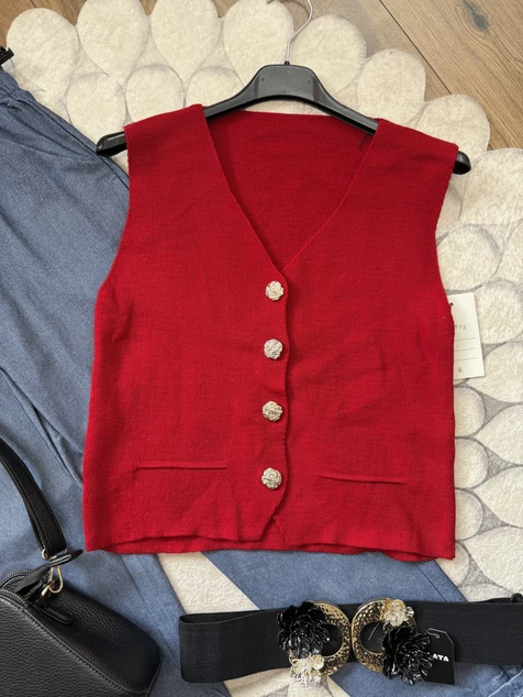 Piros díszgombos mellény