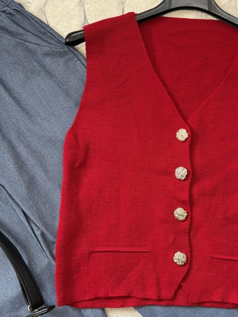 Piros díszgombos mellény