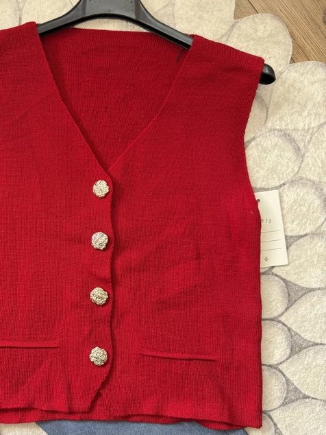 Piros díszgombos mellény