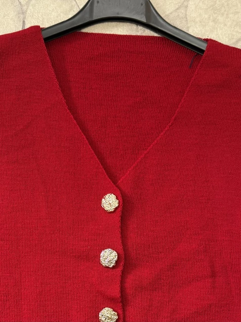 Piros díszgombos mellény