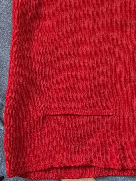 Piros díszgombos mellény