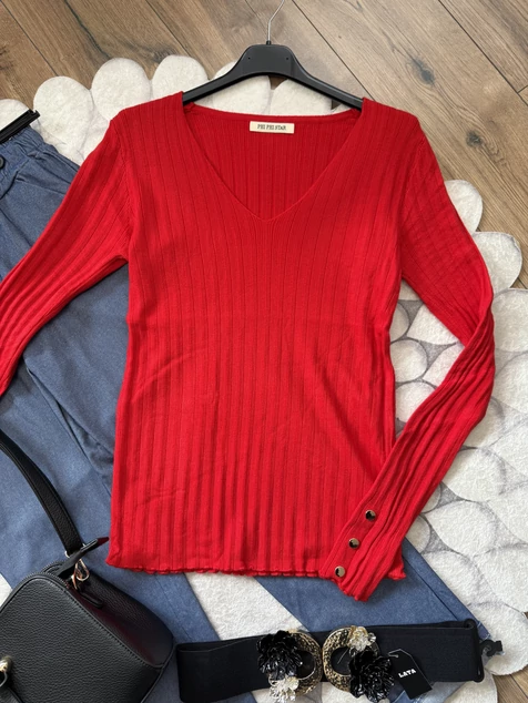 Piros díszgombos V-nyakú pulóver