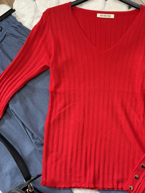 Piros díszgombos V-nyakú pulóver