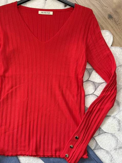 Piros díszgombos V-nyakú pulóver