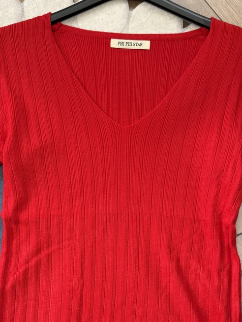 Piros díszgombos V-nyakú pulóver