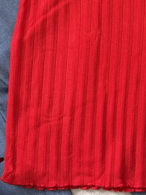 Piros díszgombos V-nyakú pulóver