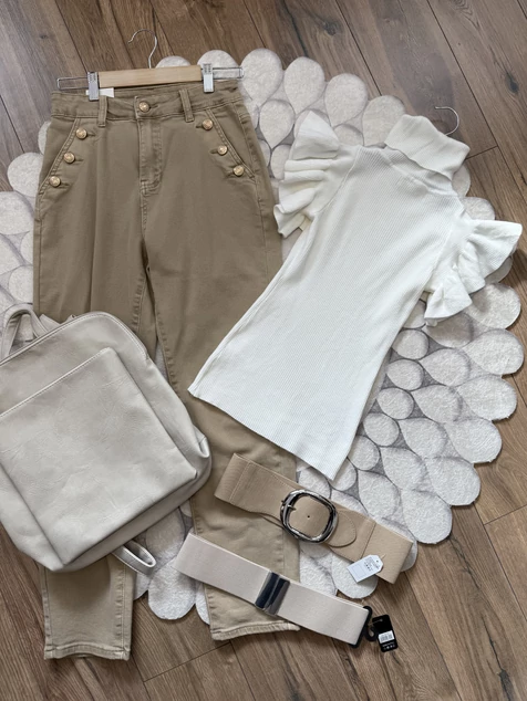 Fehér fodros kötött póló