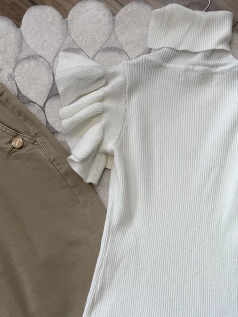 Fehér fodros kötött póló